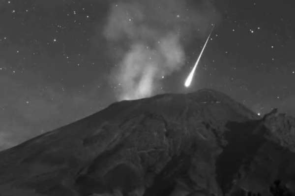 Popocatépetl y la estrella fugaz cerca del volcán