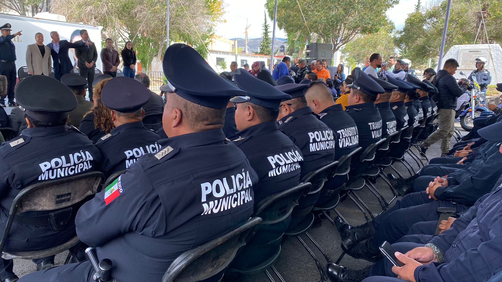 Julio Menchaca Salazar, Gobernador del Estado de Hidalgo realizo la entrega de equipo de seguridad a elementos de la policía municipal, reconoció la labor que realizan los guardias