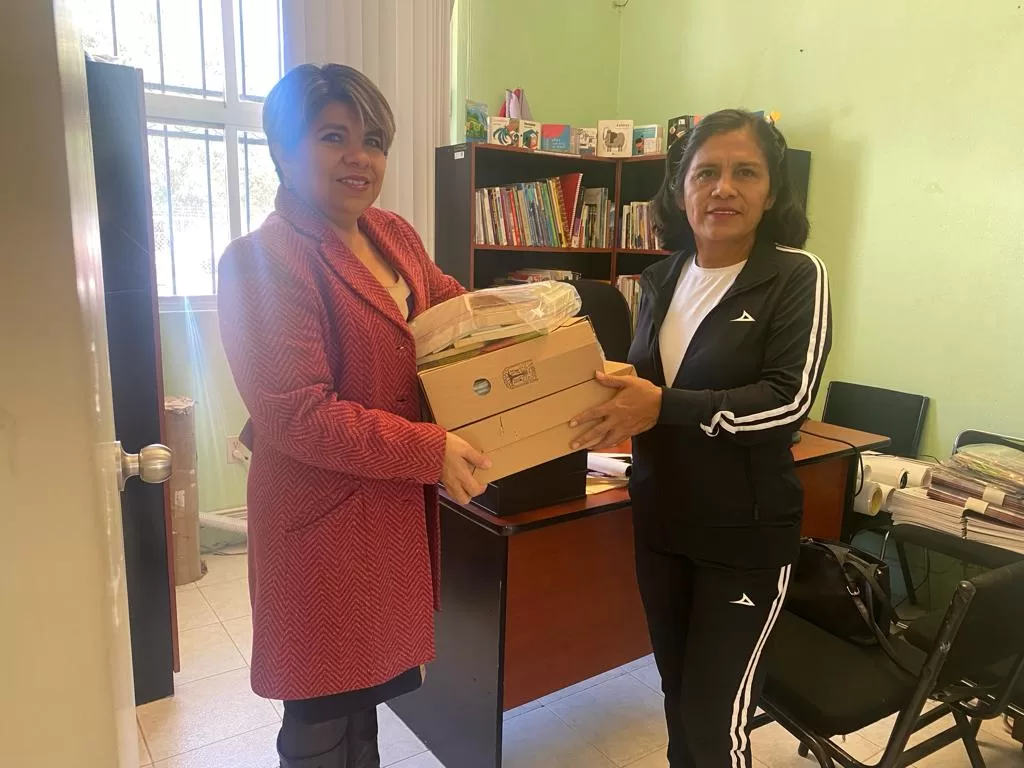 Entrega de material bibliográfico a la primaria "Benito Juárez" en Tlanchinol